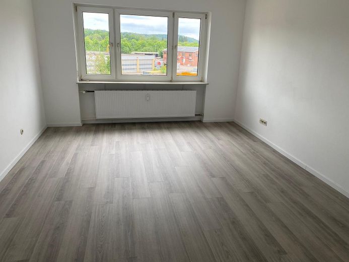 Yenilenmiş, aydınlık, balkonlu 3 odalı daire – Wohnzimmer