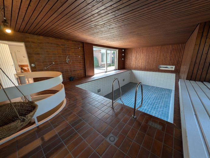 Bungalow de arquitecto con piscina cubierta en Limburgerhof – Schwimmhalle