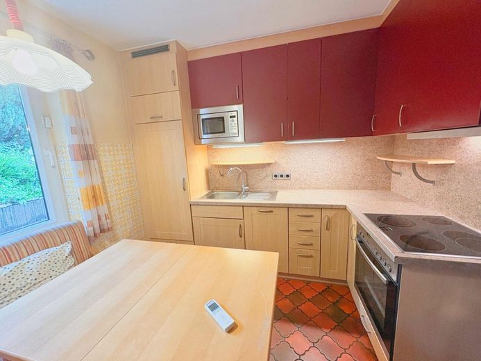CITYHOUSE: Großzügiges Zweifamilienhaus mit Ausbaupotenzial, Garten &amp; 3 Garagen – Küche