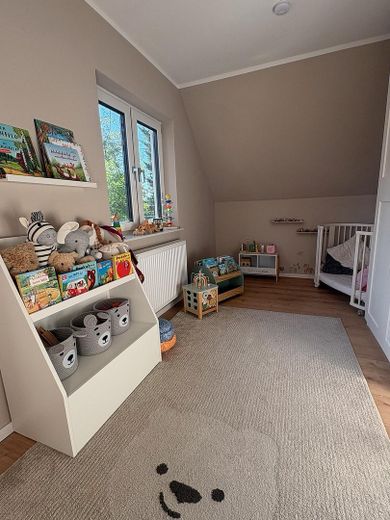 Büyük arsa ve ilave yapılaşma potansiyeline sahip, yeni değerinde müstakil ev – Kinderzimmer OG