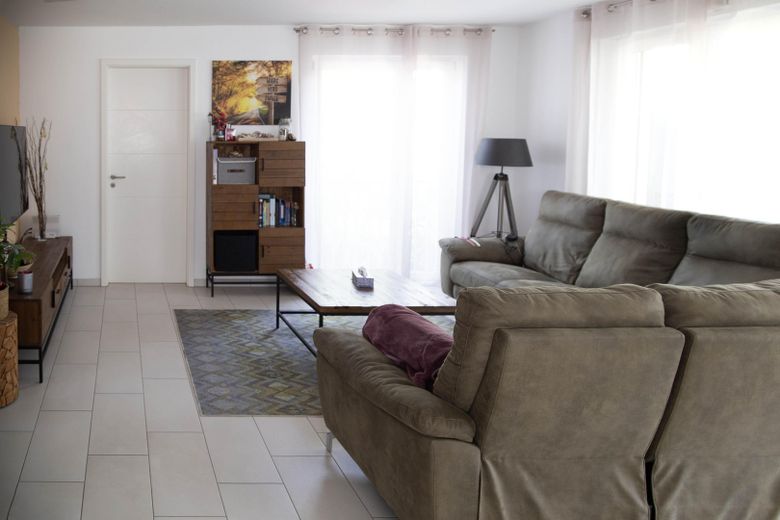 Moderno, senza barriere, esclusivo: fantastico appartamento di 4 locali a Pattonville – Wohnzimmer