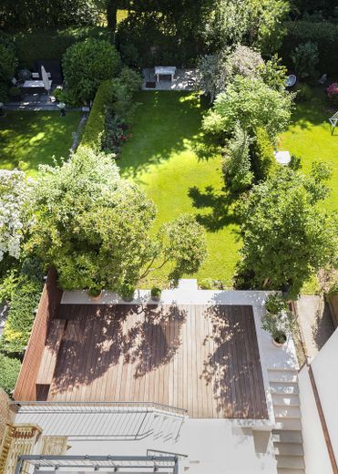 Großzügiges Familienhaus am Stadtpark – Terrasse vorn