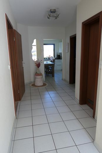 Gran casa adosada con 2 viviendas independientes: vivienda en propiedad de 4-5 habitaciones y vivienda en propiedad de 3 habitaciones, junto al campo – Obergeschoß: Flur
