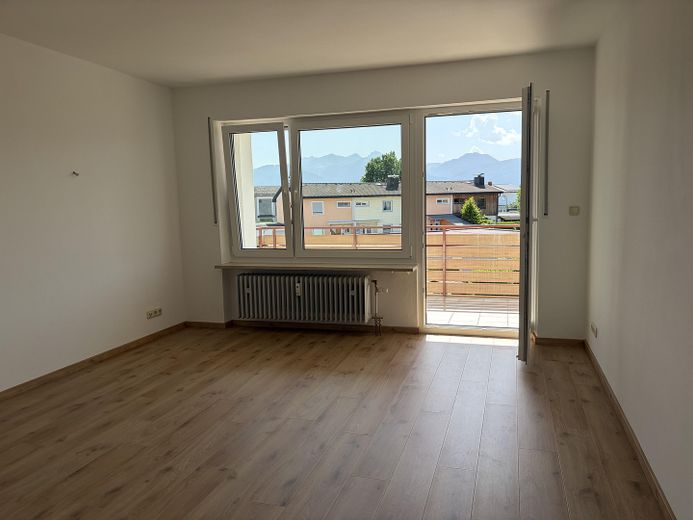 Mooie, ruime 3-kamerwoning 90m² met zuidwestbalkon en droomuitzicht in Rosenheim-Pang – Wohnzimmer