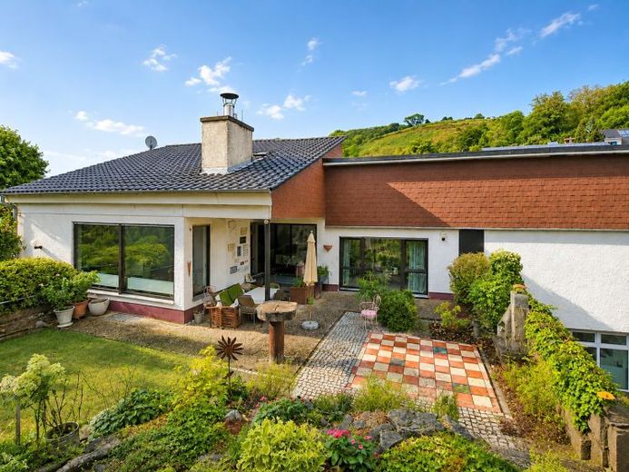 منزل من تصميم معماري مع حديقة حالمة في موقع متميز. (المساحة السكنية 215م² + 75م² مُستغلة) – الصورة 1
