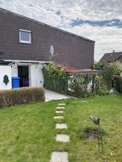Casa a schiera di testa in posizione residenziale tranquilla a Untereisesheim – Garten Westseite