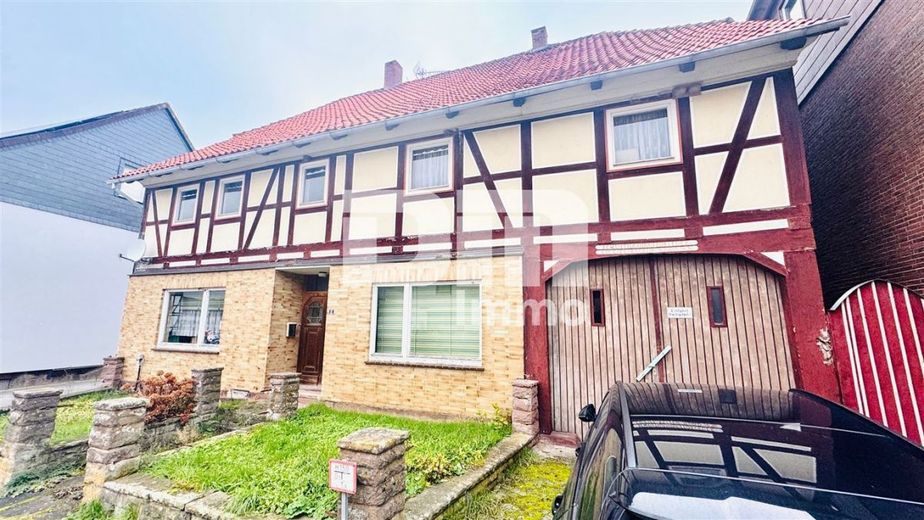 Wohn / Gewerbe Ensemble mit Wohnhaus, Stallgebäude, großer Scheune sowie Nebengebäude – Frontansicht Wohnhaus / Zufahrt Innenhof rechts