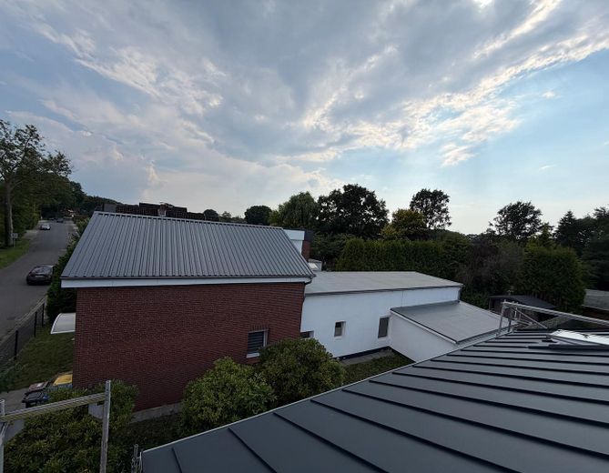 Zweifamilienhaus mit 3 Garagen – Vogelperspektive