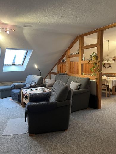 Helle 2-Zimmer Dachgeschosswohnung in Großenseebach mit großem Balkon - BITTE KEINE MAKLERANFRAGEN – Wohnzimmer