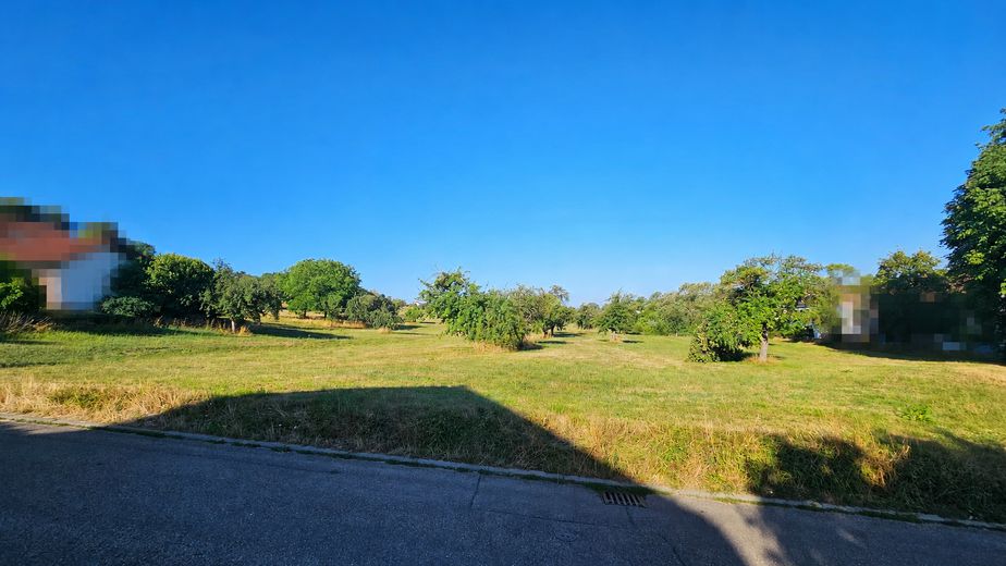 Sunny plot of land - with views of greenery and a good neighbourhood – Blick von der Straße
