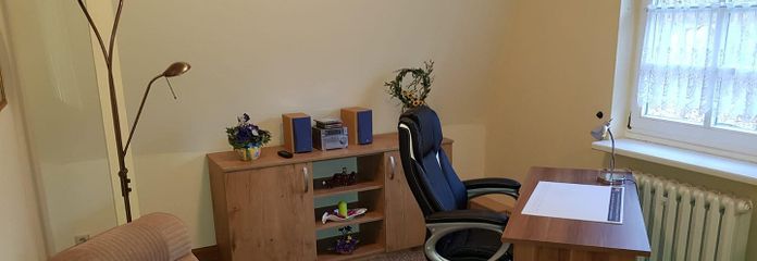 Wohnzimmer mit Schreibtisch