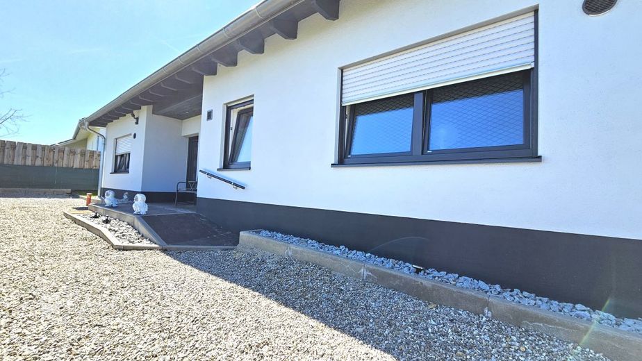 Neuwertiger Bungalow mit Einliegerwohnung &amp; hoher Energieeffizienz – Außenansicht