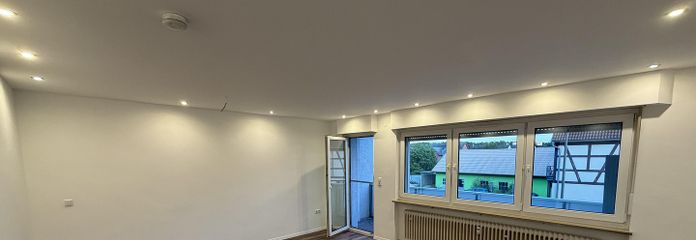 Spacieux appartement de 4 pièces avec balcon et cuisine équipée haut de gamme à Nuremberg-Katzwang – Wohnzimmer