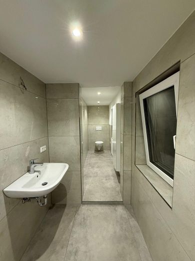 5-Room Maisonette Apartment Across Three Living Levels – Fully Renovated, with Fitted Kitchen & 2 Bathrooms – Badezimmer 1.Etage