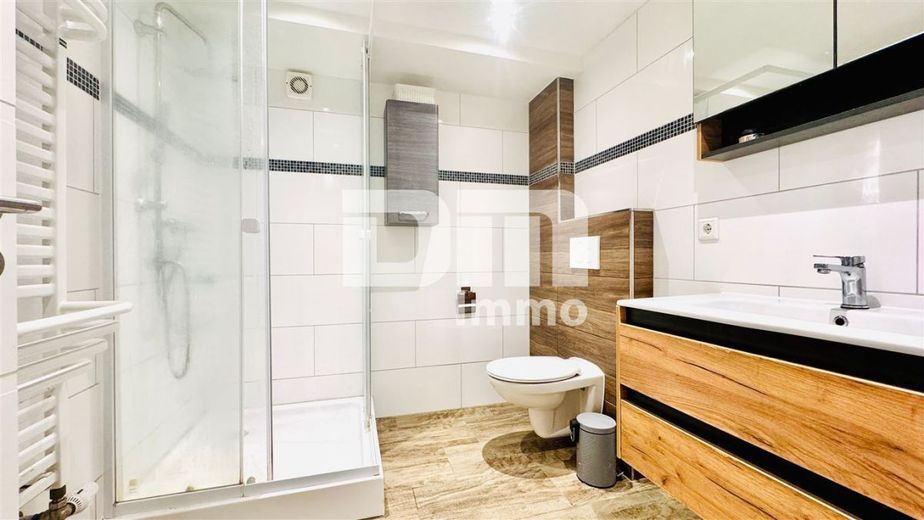 Wohn Gewerbe Ensemble mit 6 neuwertigen Apartments + Restaurant in Traumlage – OG1 Bad / Dusche
