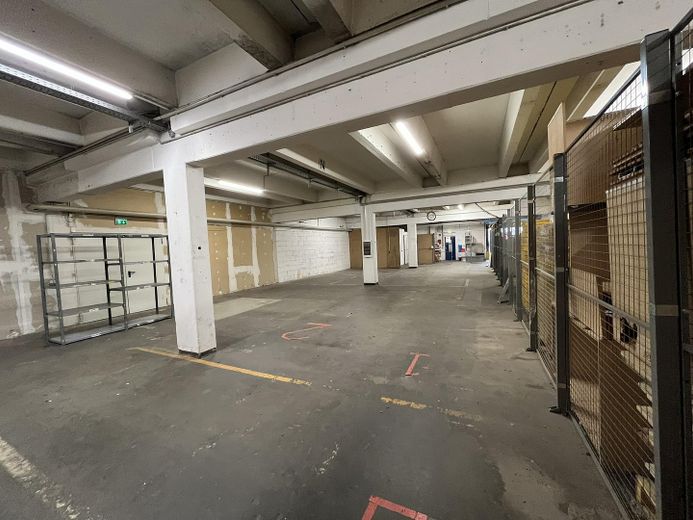 Ruime, lichte kantoorruimte * Commissievrij * Op verzoek 235 m² opslagruimte – optionale Lagerfl. 