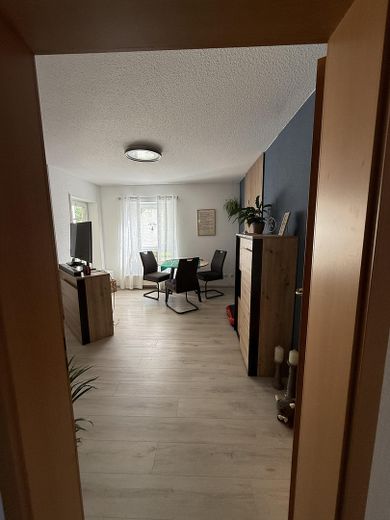 Helle 3-Zimmer-Erdgeschosswohnung mit Terrasse – Wohnzimmer