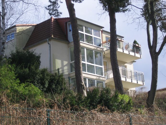 Wassergrundstück: Helle und großzügige 2-Zimmerwohnung – Hausansicht von Seepromenade