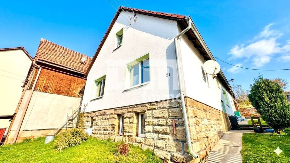 Charmanter Wohntraum mit Tradition und Moderne auf großem Grundstück – Frontansicht