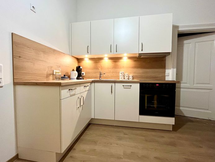 smart single apartment with modern fitted kitchen, ready to move in, right by the Landeskrone, separate parking space available – neuwertige Einbauküche