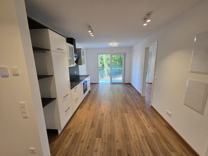 Neubau - Erstbezug - sofort verfügbar! Exklusive 2-Zi-Wohnung mit EBK und Balkon sowie Tiefgarage – Wohn-/ Essbereich