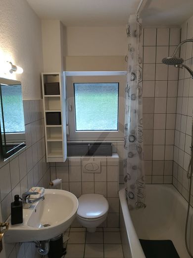 Badezimmer mit Fenster