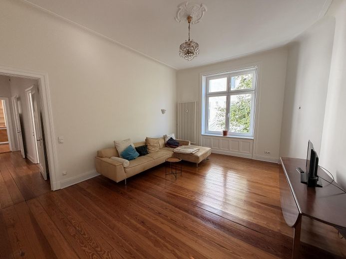 Hohenfelde – Moderne 4-Zimmer-Wohnung mit großzügiger Wohnlounge und Balkon ins Grüne – Wohnzimmer
