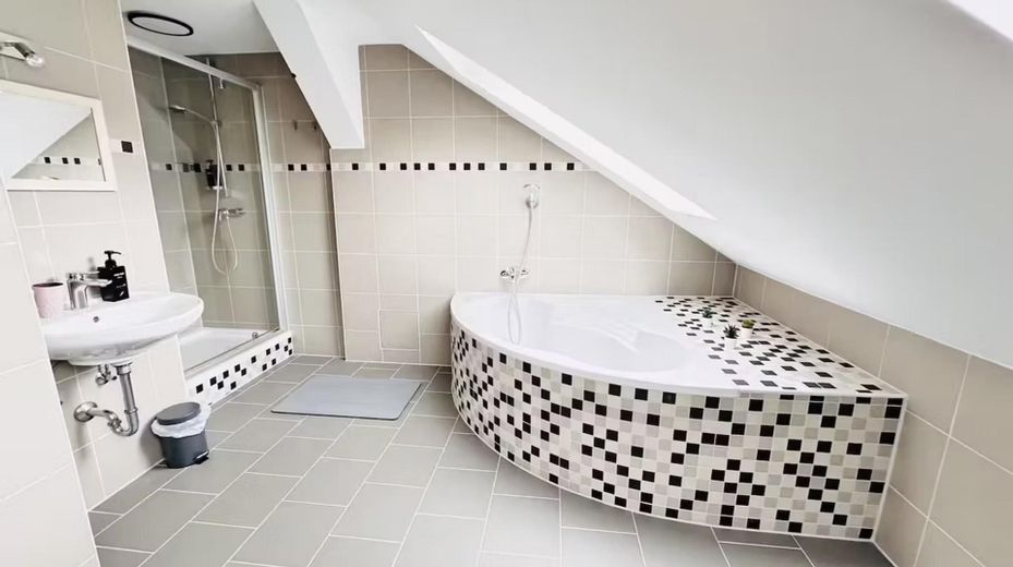 Bad mit Eckwanne & Dusche