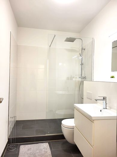 Wohnen auf Zeit: 2-Zimmer-Wohnung in Hamburg-Meiendorf – Badezimmer
