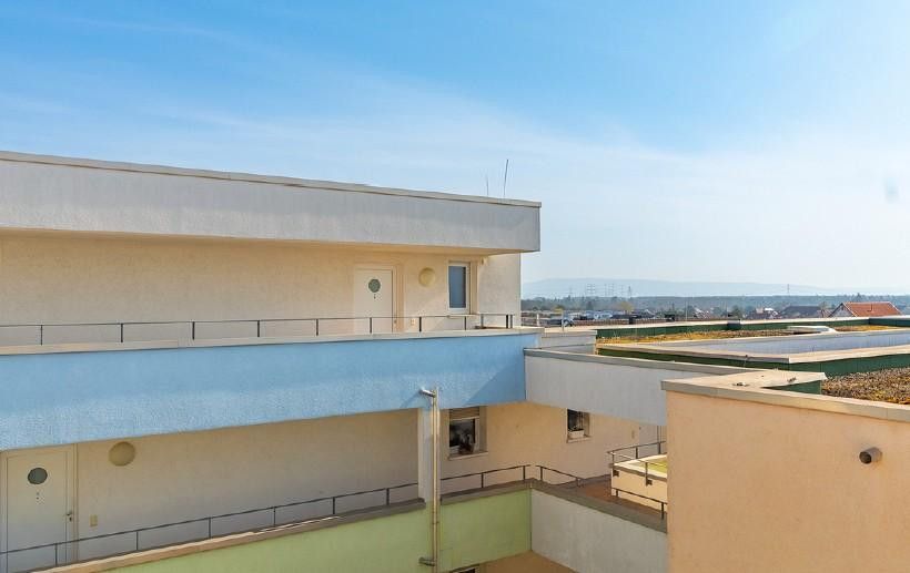 Penthouse für jedes Alter – barrierefreies Wohnen mit Dachterrasse und Weitblick – Ansicht Wohnung von Gegenüber