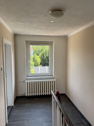 SANS COMMISSION ! Charmante maison mitoyenne modernisée, située dans un quartier central et calme de Bernburg – Photo 8