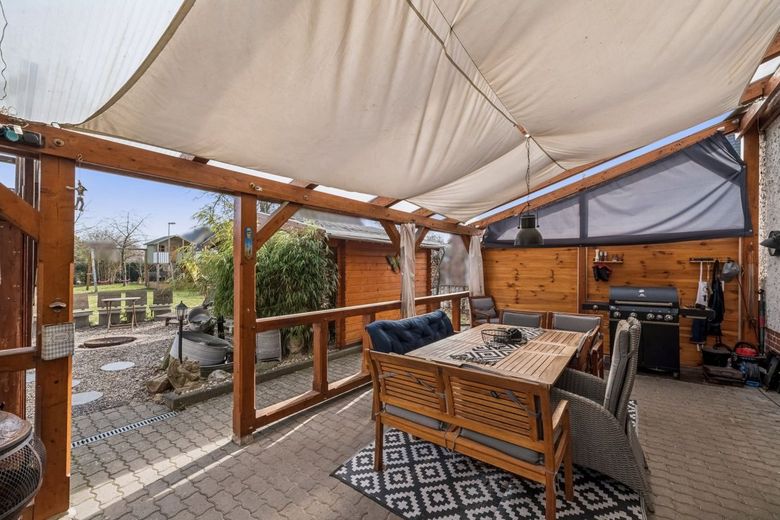 Provisionsfrei - Großes Einfamilienhaus mit Einliegerwohnung, Keller, Garage und großem Grundstück – Terrasse