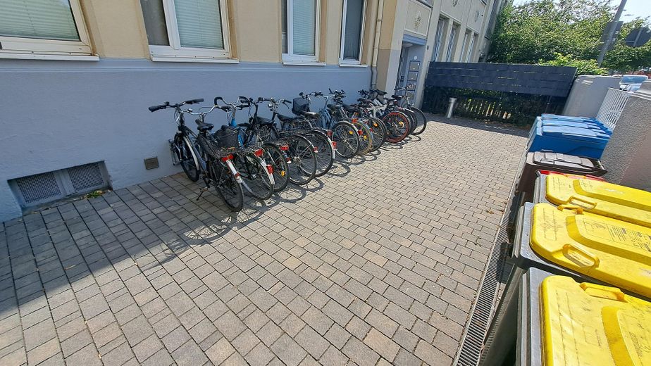 Voll vermietetes Mehrfamilienhaus mit stabilem Cashflow und Entwicklungspotenzial in Krefeld – Vorgarten