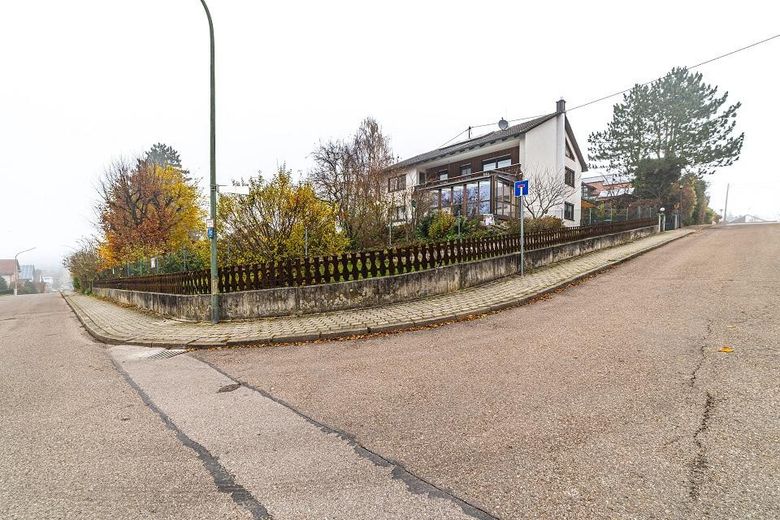 Zweifamilienhaus in Massivbau mit großem Garten in ruhiger Lage – Eckansicht