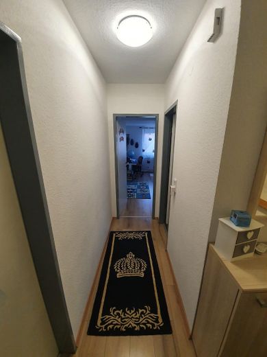 BEZUGSFREI ab 01.11.26: 4-Zi.-Maisonette (109m²) mit TG-Stellplatz & Balkon in Uni-Nähe! – Flur oben