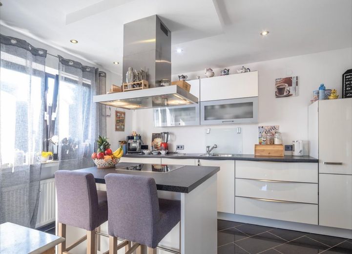 Exklusiver freistehender Bungalow mit Einliegerwohnung, Fernblick, Doppelgarage & großem Garten – Foto 4