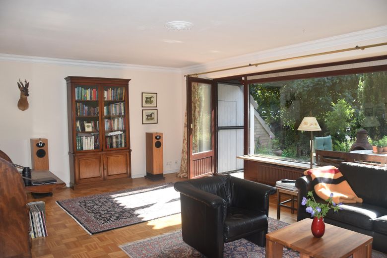 Himmelmoor yakınlarında, sakin bir konumda büyük güneybatı bahçeli cazip sıra evin son evi – Wohnzimmer