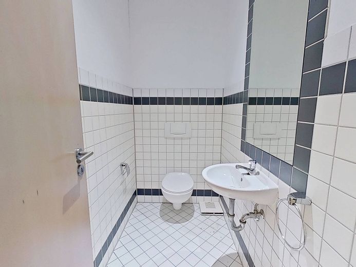 Die Blätter fallen, die Miete auch - 1 NKM als Herbstgeschenk: Attraktive 3-Zimmer-Wohnung mit Einbauküche und 2 Balkonen ++ – Gäste-WC