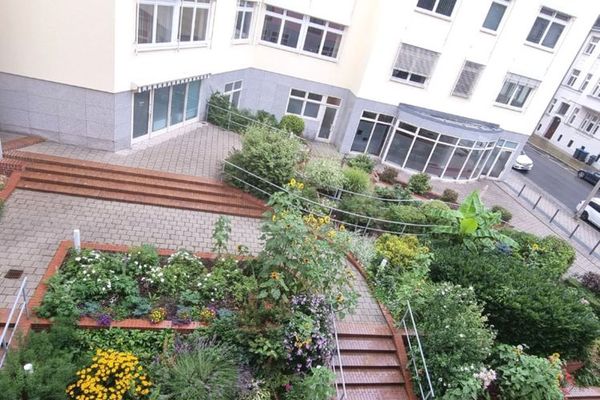 !! Attraente unità commerciale come investimento, praticamente nuova, con ottimo inquilino in un edificio di nuova costruzione in una posizione residenziale ambita, vicino al Monumento alla Battaglia delle Nazioni a Lipsia !!