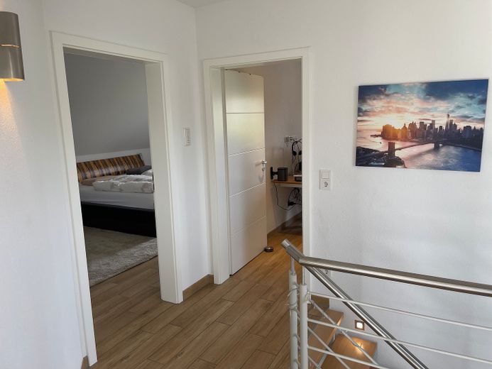 KfW40 Einfamilienhaus, 9Kw-PV-Anlage, Wärmepumpe LWZ 304 Sol – Flur OG- Sicht aus Richtg Bad