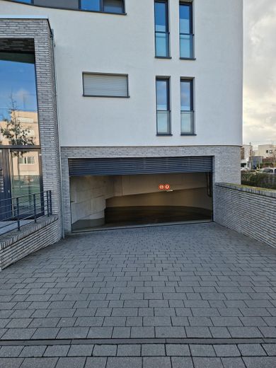 Neuwertige, hochwertige 2-Zimmer-Wohnung mit EBK & TG-Stellplatz in Ffm-Riedberg – Tiefgarageneinfahrt