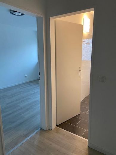 Francoforte Niederrad: Bellissimo appartamento di 2 locali con balcone – Diele re. Bad geradeaus SZ