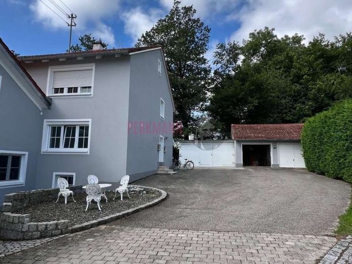 Bezugsfreies 2 Familienhaus mit großem Garten in Ruhiger Lage. – Foto 1