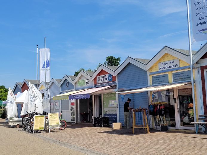 ERSTBEZUG – Traum am Cospudener See: 2-Raum-Wohnung mit Sonnenbalkon, EBK und TG-Stellplatz – Hafenpromenade
