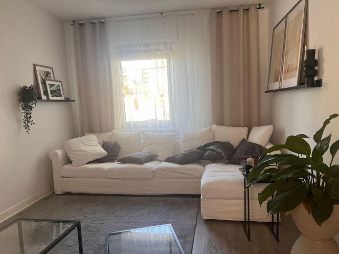 Gepflegte 2½-Zimmer-Erdgeschosswohnung mit großer Wohnküche im 6-Parteienhaus – Wohnzimmer