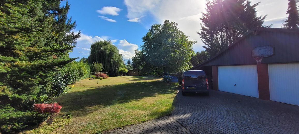 Familienfreundliches Einfamilienhaus mit Doppelgarage und großem Grundstück in Kusey – Ansicht Grundstück