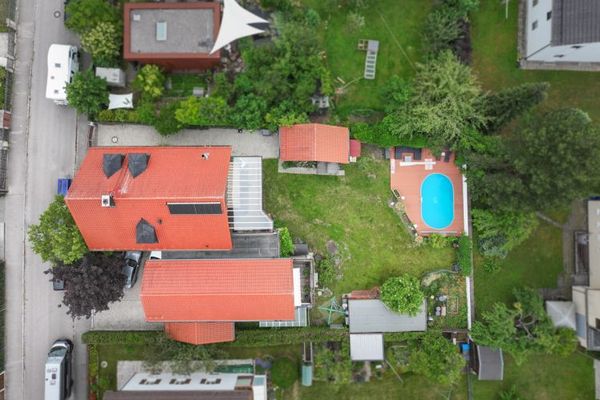 Oportunidad rara en Múnich-Allach: edificio de cinco viviendas con terreno de ensueño, piscina y jardín