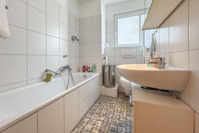 PREISWERTE 2,5 ZIMMER WOHNUNG – BALKON – TOP LAGE! – Bad mit Wanne und Fenster