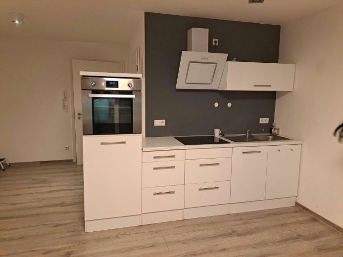 1-Zimmer-Wohnung mit Einbauküch und großem Süd-Balkon – Ansicht zur Küche