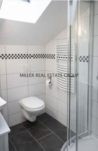 Zweifamilienhaus in Altmannstein kaufen - zwei Wohneinheiten, große Terrassen, Garten &amp; Entwicklungspotenzial im Altmühltal! – Badezimmer WHG 2